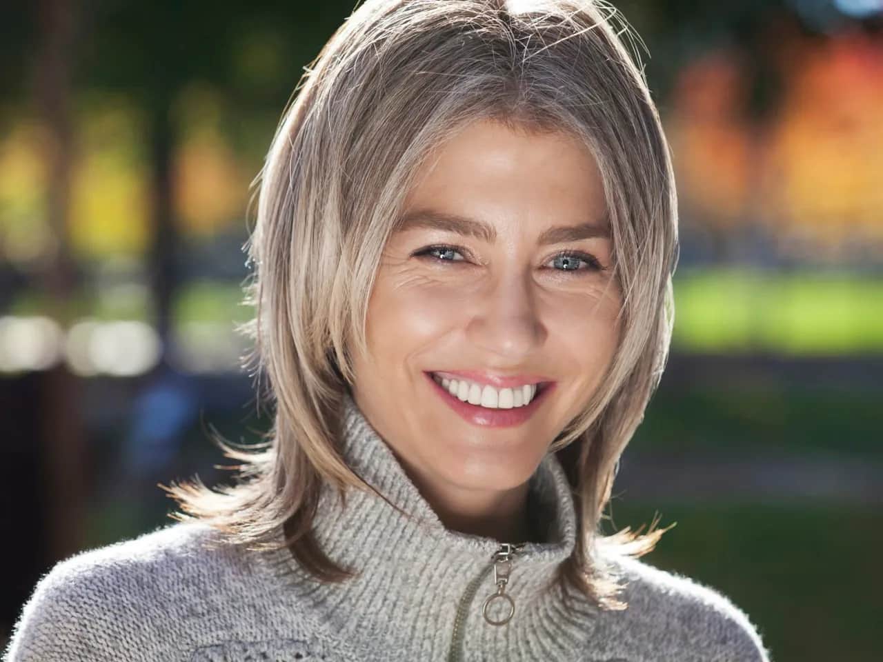 Graue Haare färben: Mein Expertentipp für ein natürliches Ergebnis