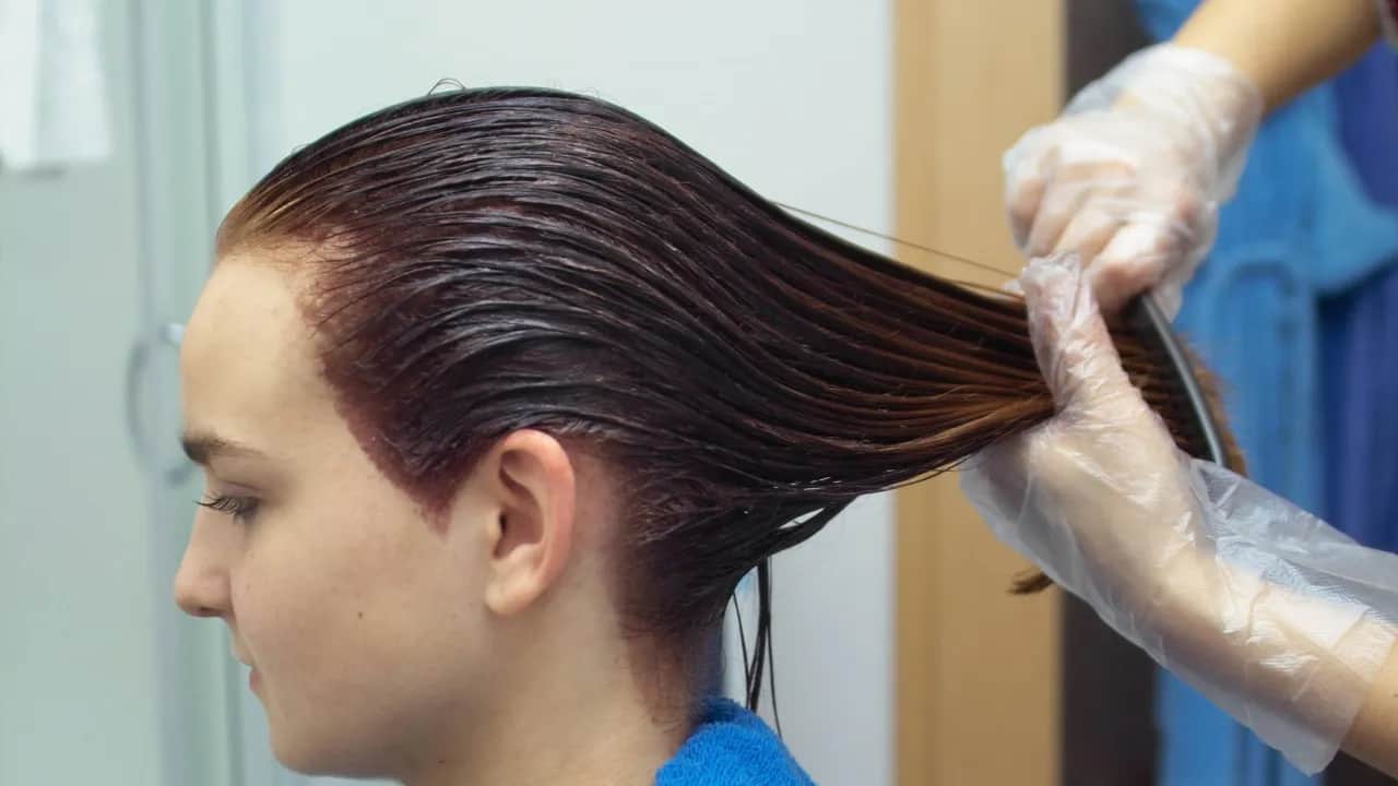 Haare färben in der Schwangerschaft: Bedenkenlos? Der Fakten-Check