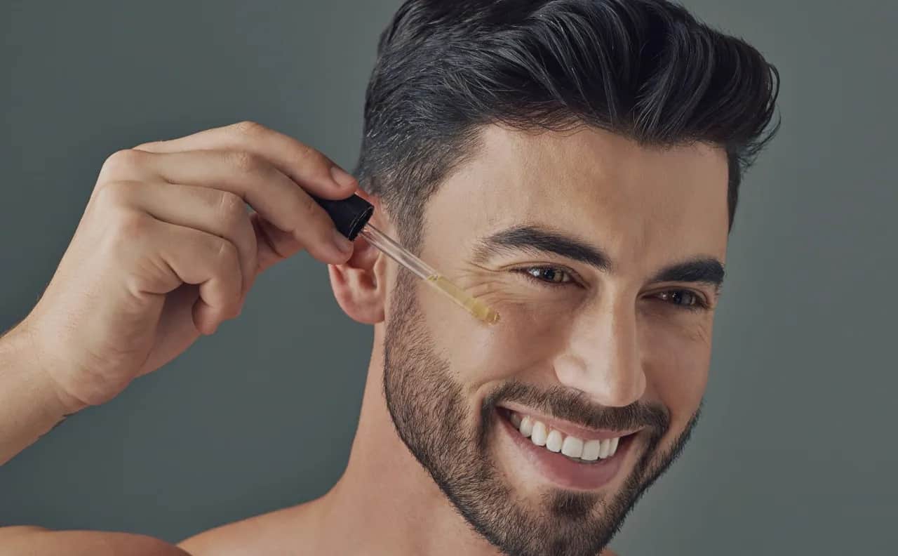 Männerhaut glänzt? So pflegen Sie fettige Haut richtig